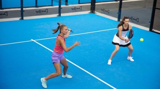2 people playing padel tennis
