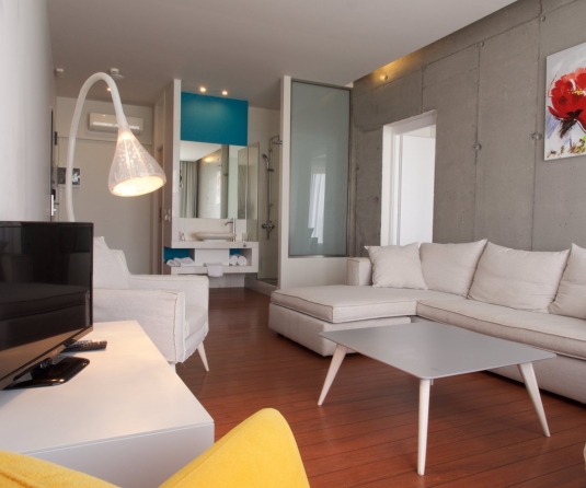 HOTEL SUITE WITH SEA VIEW
