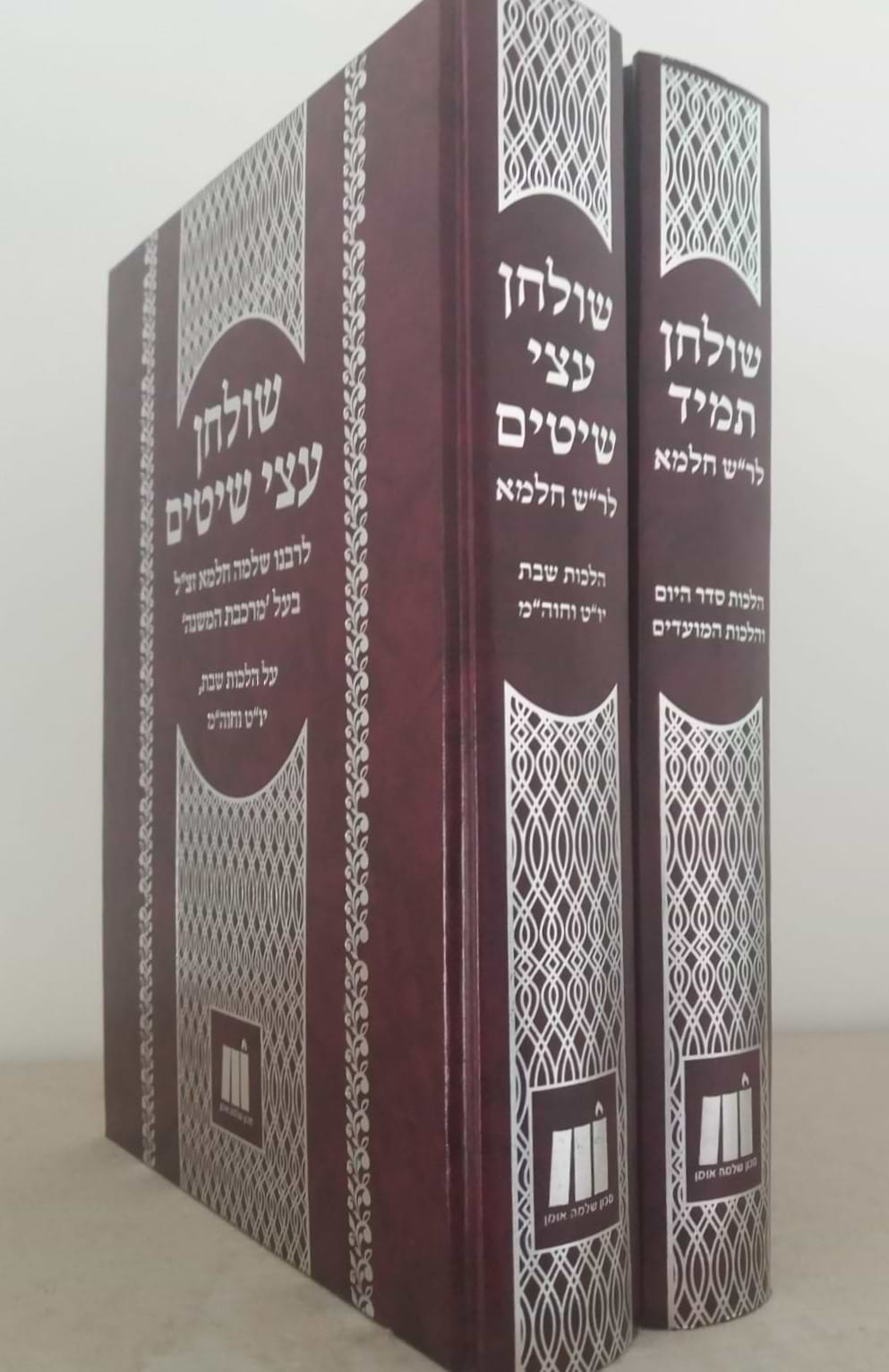 שולחן תמיד • שולחן עצי שיטים ב