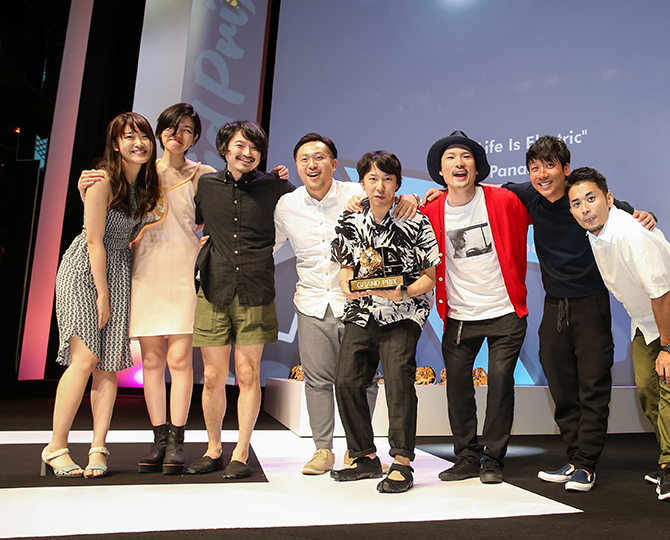 Dentsu's Yoshihiro Yagi, Group Creative Director, and the production team at the award ceremony
