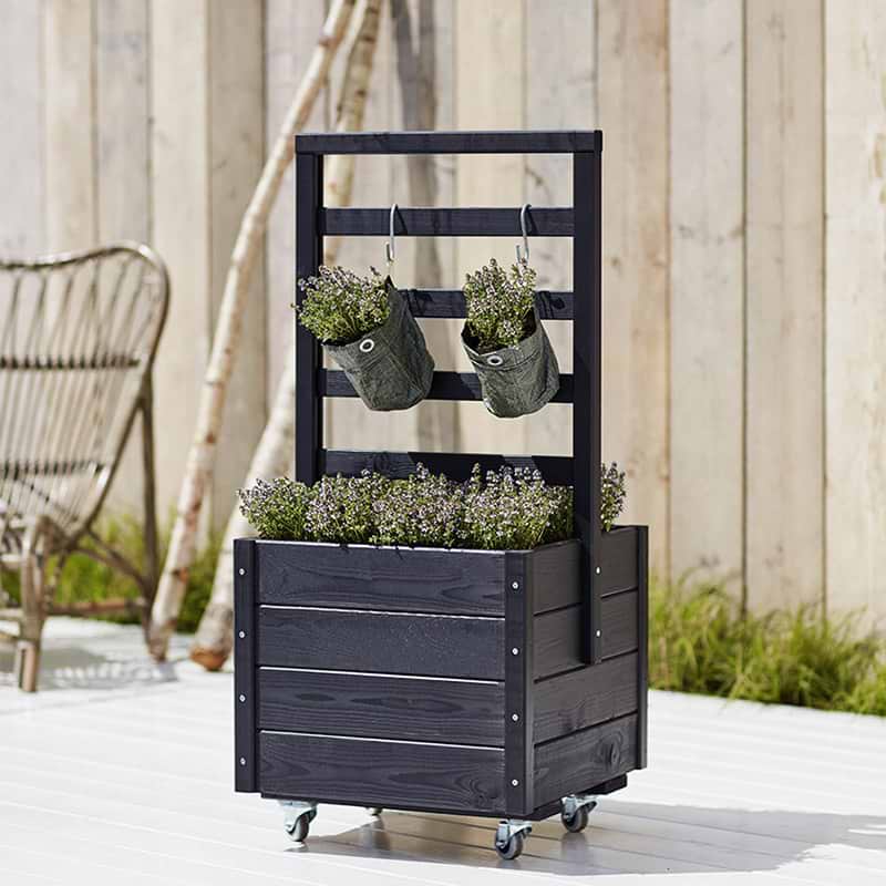 Plantekasse i sort med espalier og hjul 