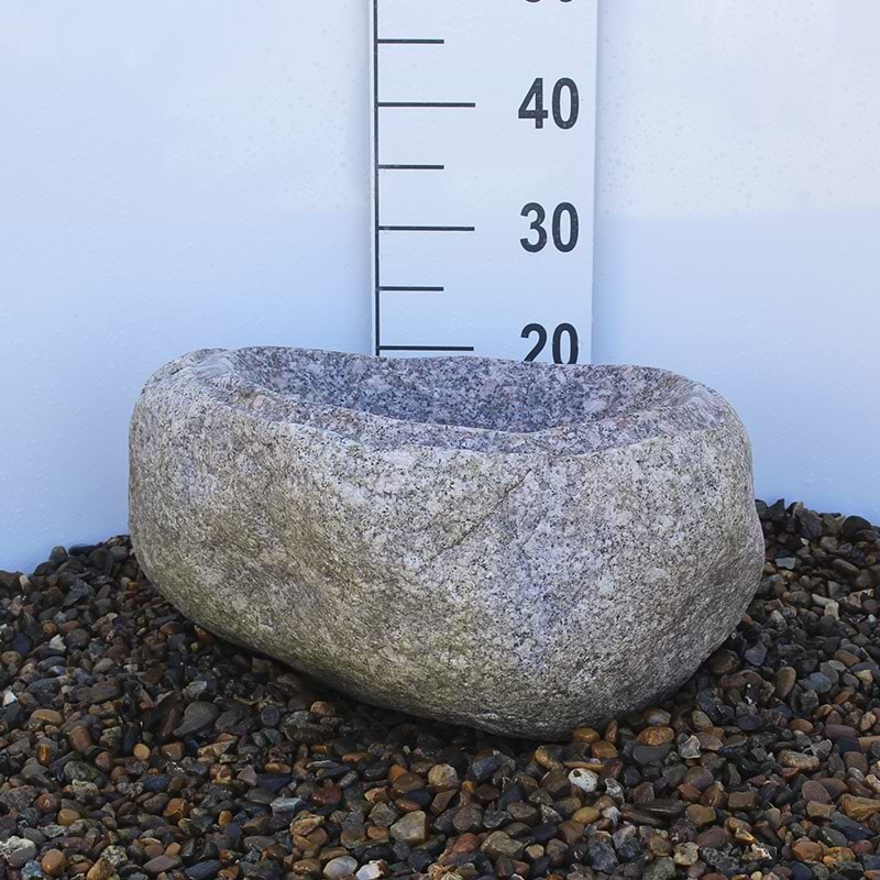 Springvandssten med fordybning