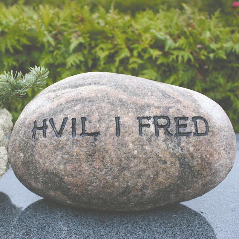 Mindesten 'Hvil I Fred' - Dansk Natursten - 20x25 cm