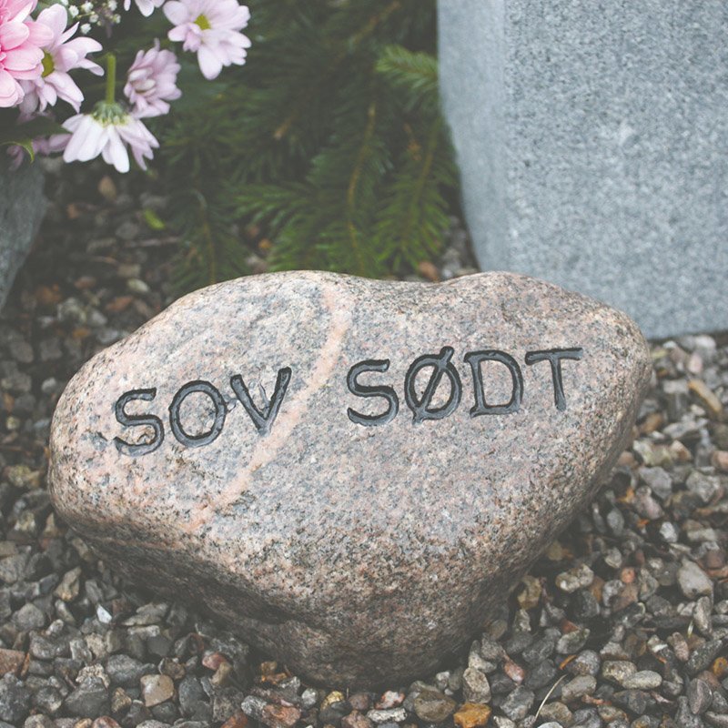 Mindesten 'Sov Sødt' - Dansk Natursten - 20x25 cm
