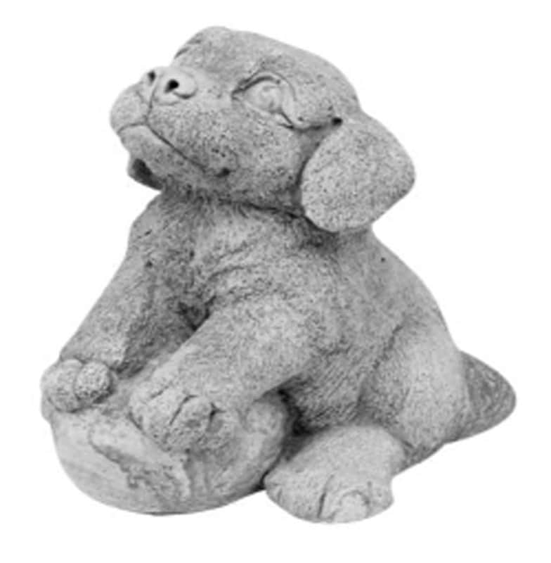 Hvalp med bold. Havefigur i beton