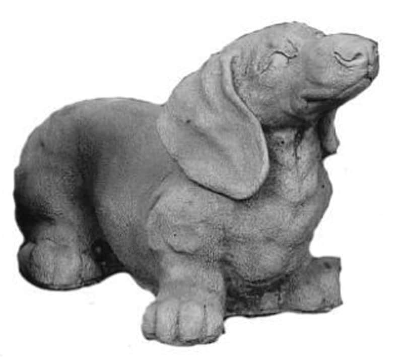 Gravhundehvalp - havefigur i beton - 25 cm