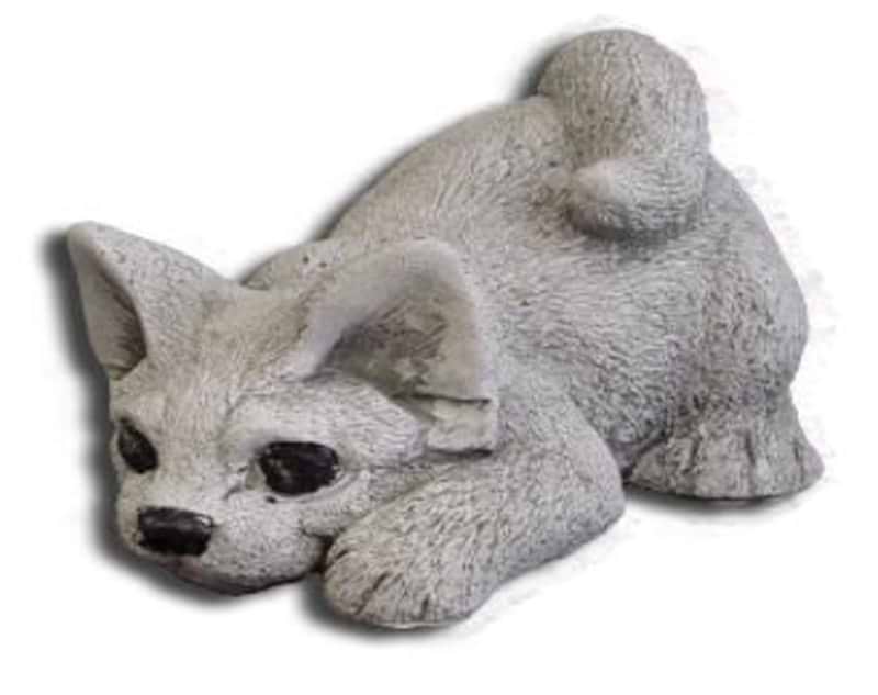 Snusende kattekilling - betonfigur - 11 cm