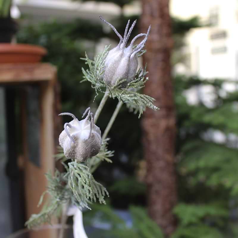 Kunstig lilla blomst