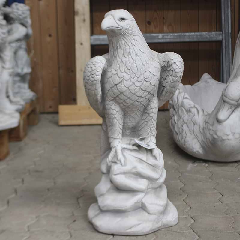 Betonfigur ørn kigger til højre