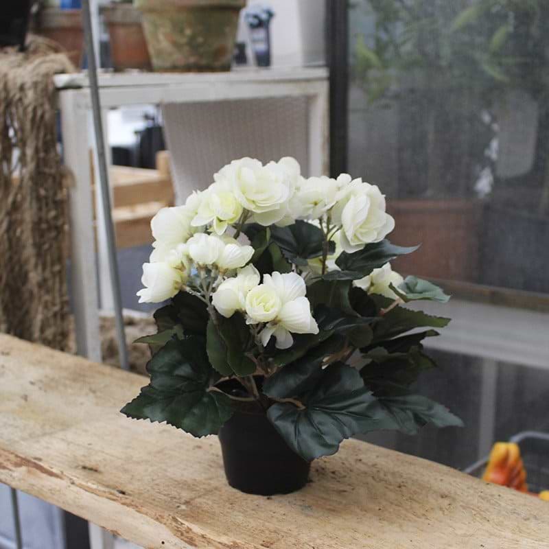 kunstig plante med hvide blomster