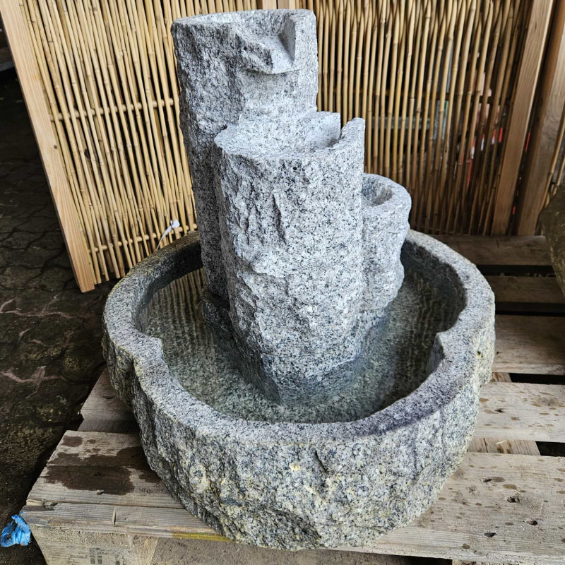 Vandsten - 'Vandspil' - Grå granit
