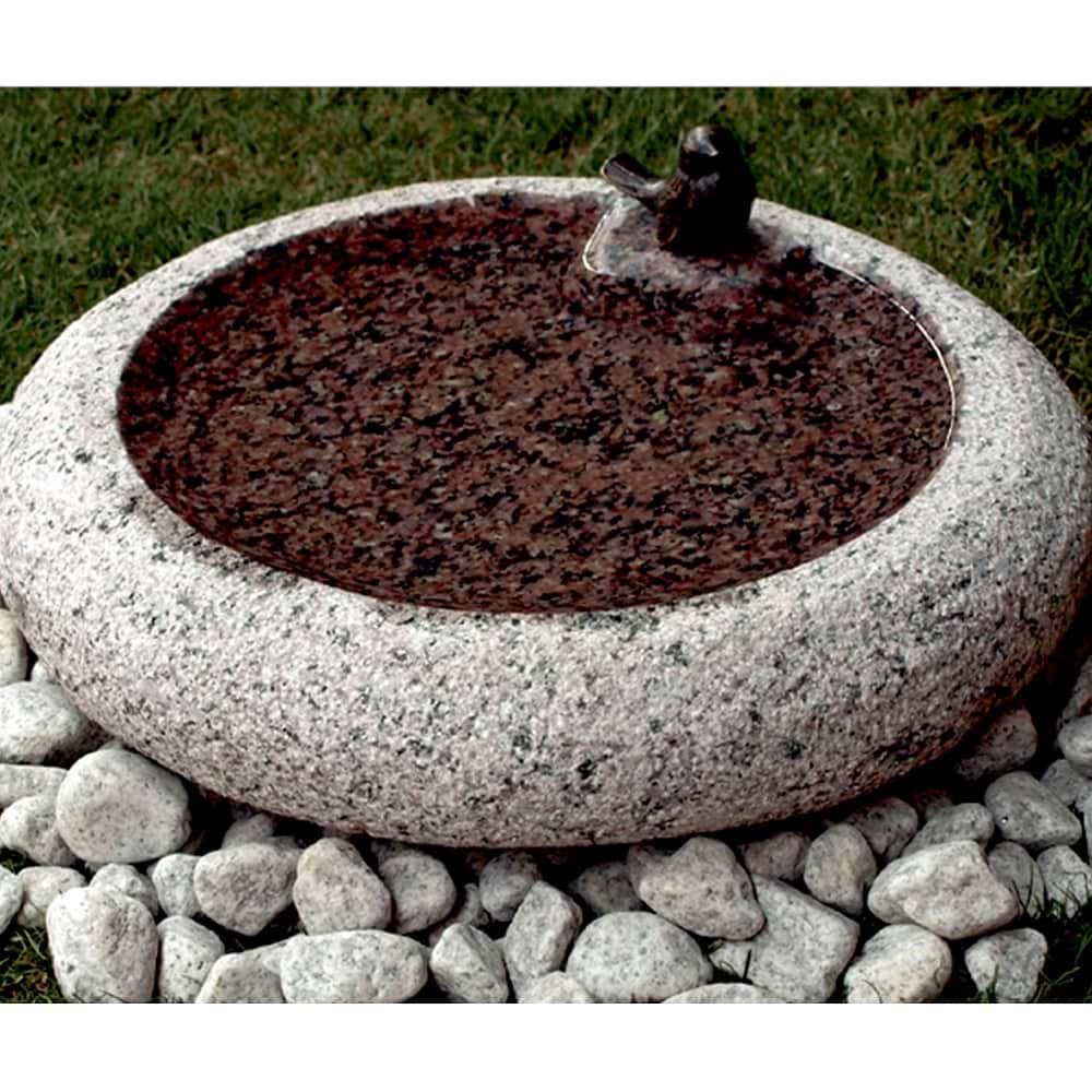 Fuglebad rundt rosa granit