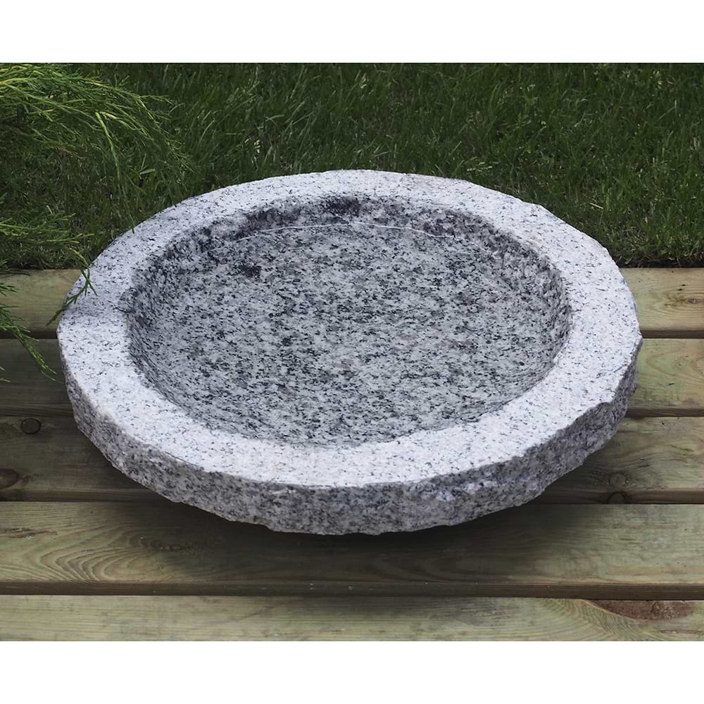 Rundt fuglebad i lysegrå granit