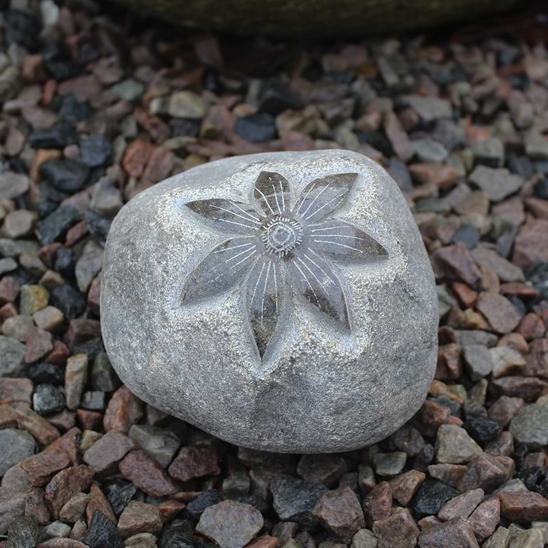 Motivsten med blomst 