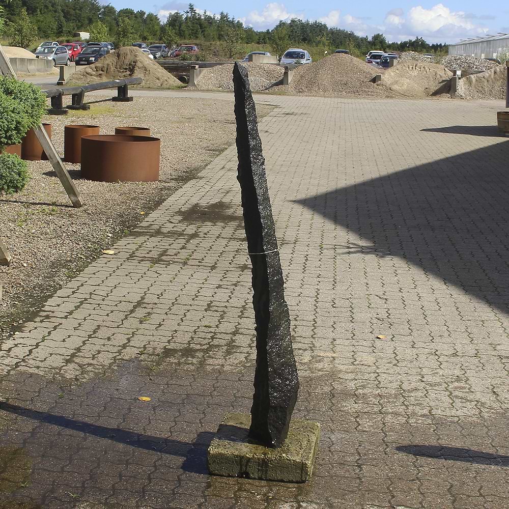 Skulptur sort natursten