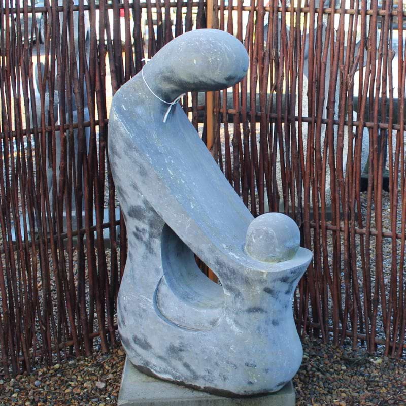 Betonfigur - 'Siddende kvinde med barn' - 120x70x30 cm