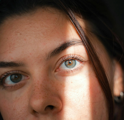 Effets de la vitamine C sur les cernes.
