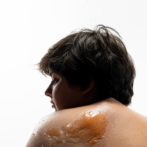 Ces gestes que tout le monde fait et qui abîment notre peau.
