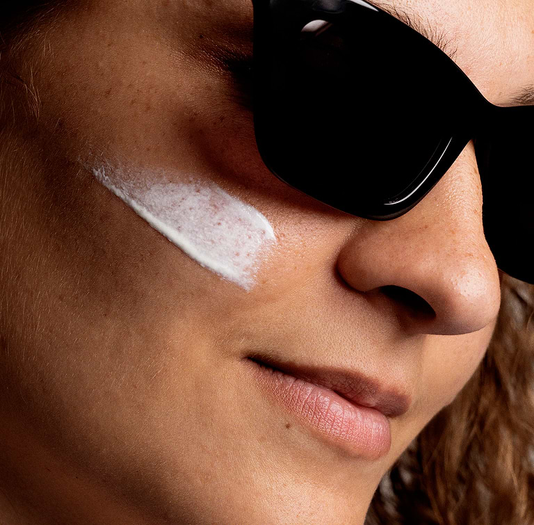 Raison des traces blanches laissées par les crèmes solaires.