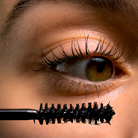 Mode d'application d'un sérum mascara.