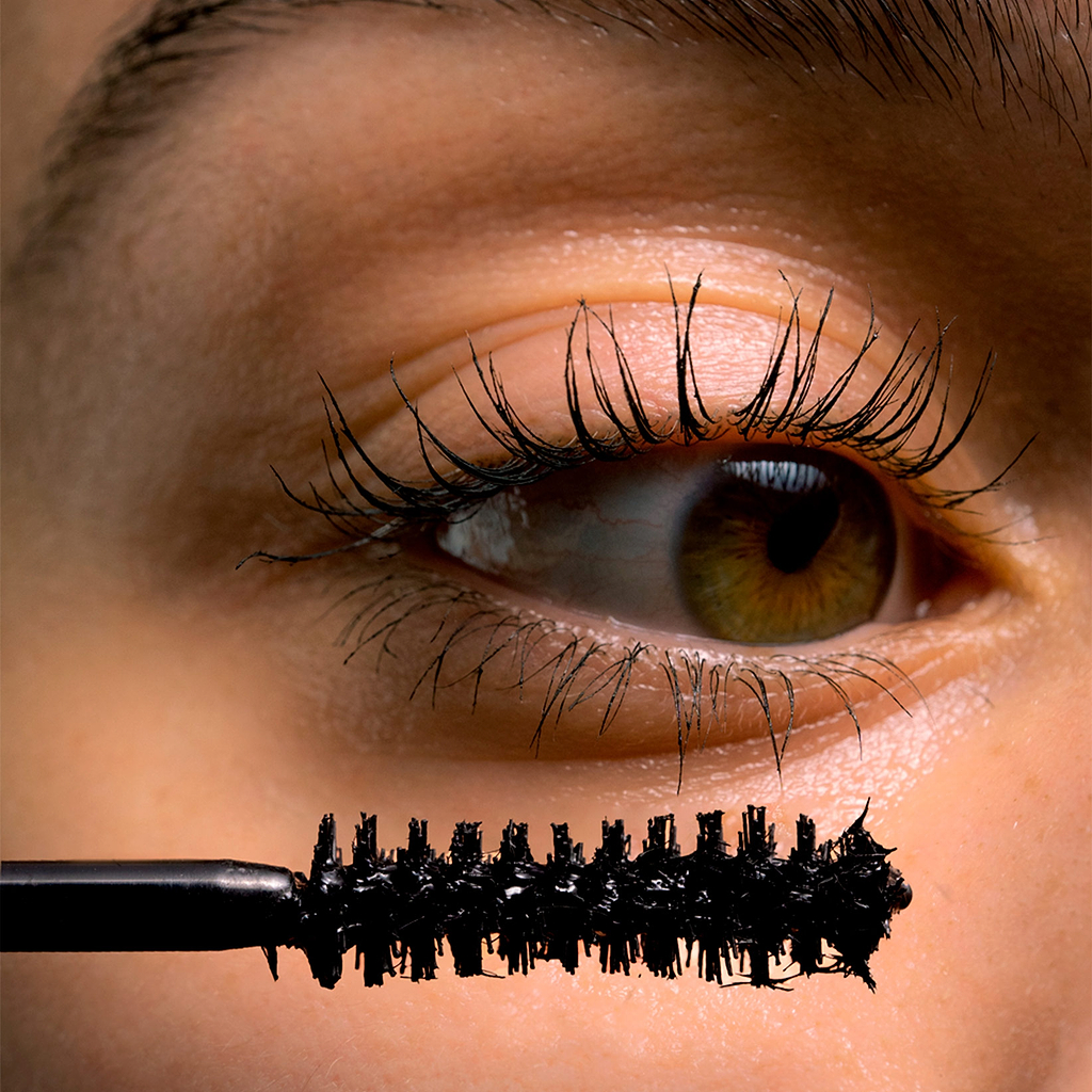 Mode d'application d'un sérum mascara.