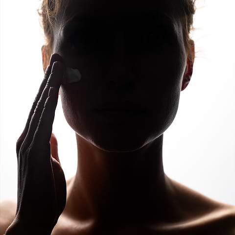 Astuces pour ré-appliquer de la crème solaire sur une peau maquillée.