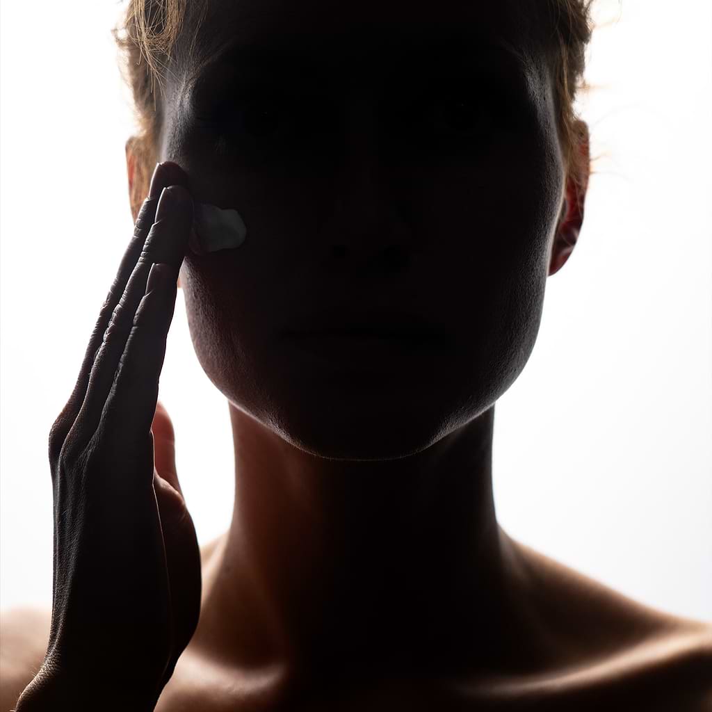 Astuces pour ré-appliquer de la crème solaire sur une peau maquillée.