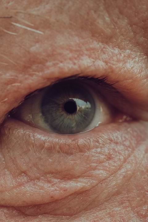 Soin contour des yeux à 50 ans et plus.