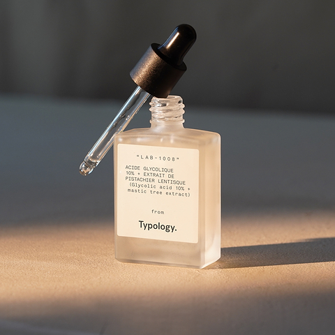 L'utilité d'un exfoliant dans une routine de soins.