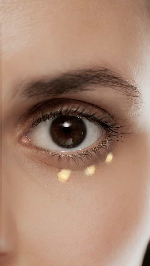 Prendre soin du contour des yeux.