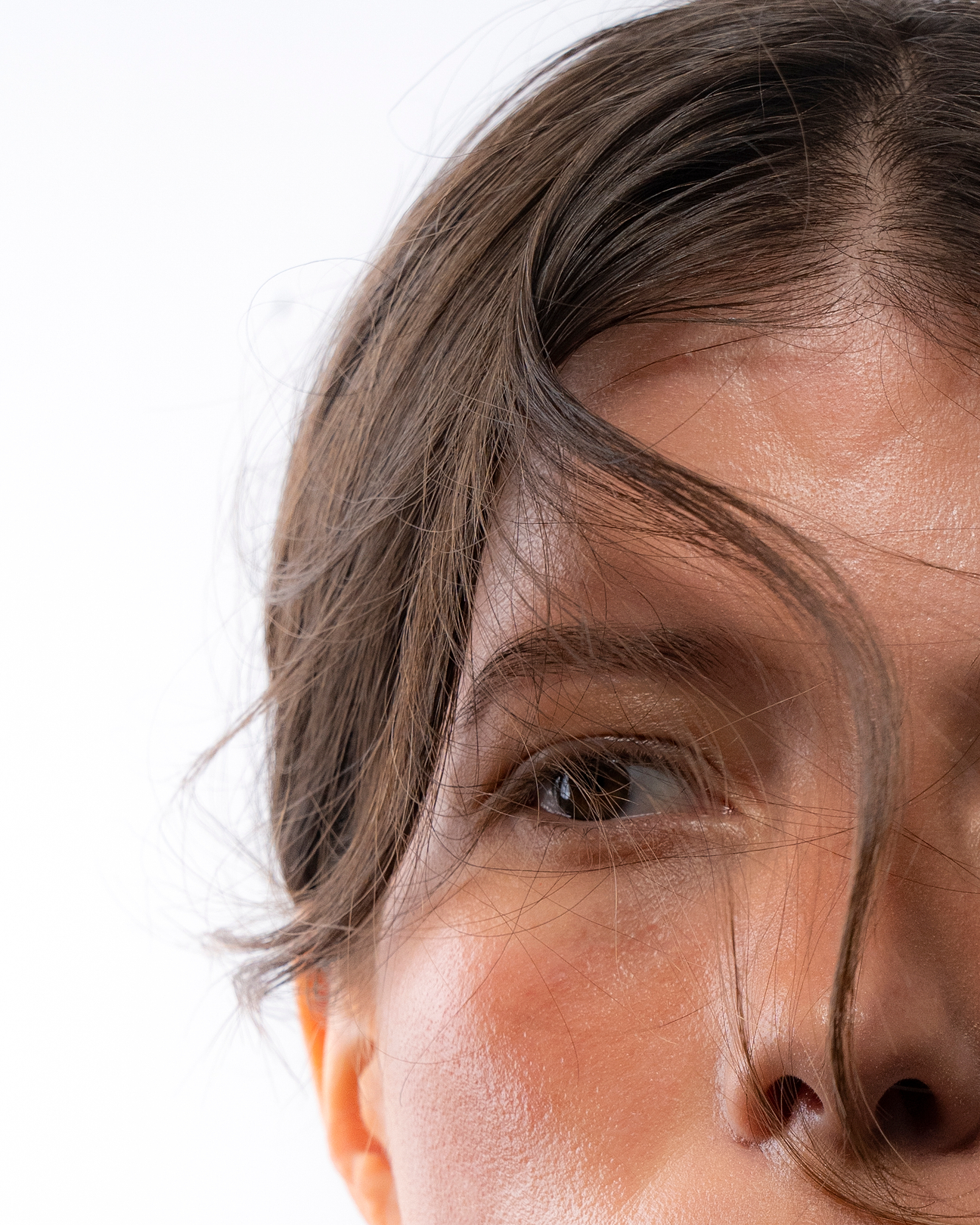 Colorer les cheveux avec de l'autobronzant.