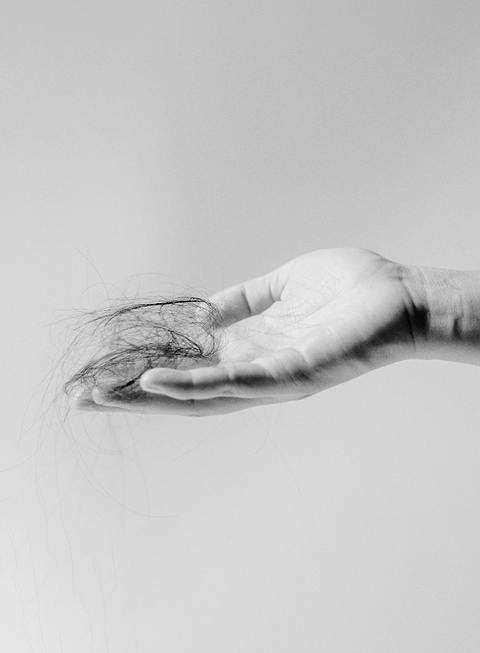 Est-il normal de perdre ses cheveux en les lavant ?