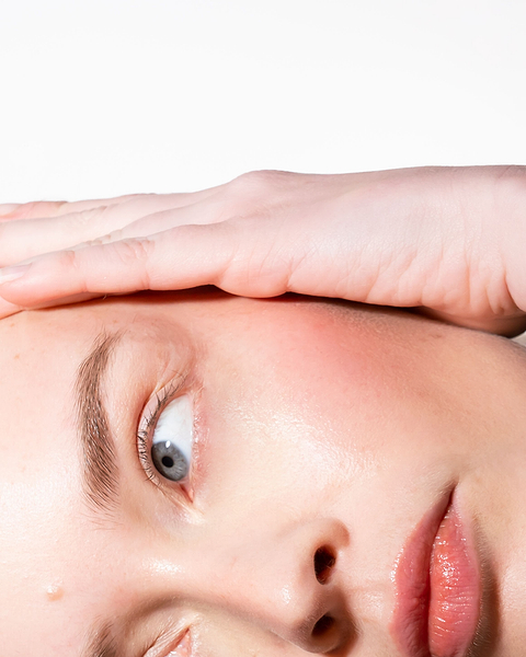 Idée reçue : Le maquillage provoque l’acné.