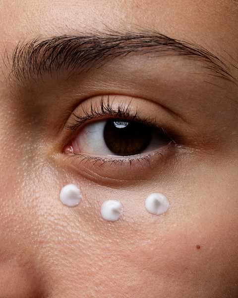 Raisons d'appliquer un contour des yeux.