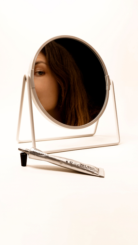 Test pour différencier les poches sous les yeux.