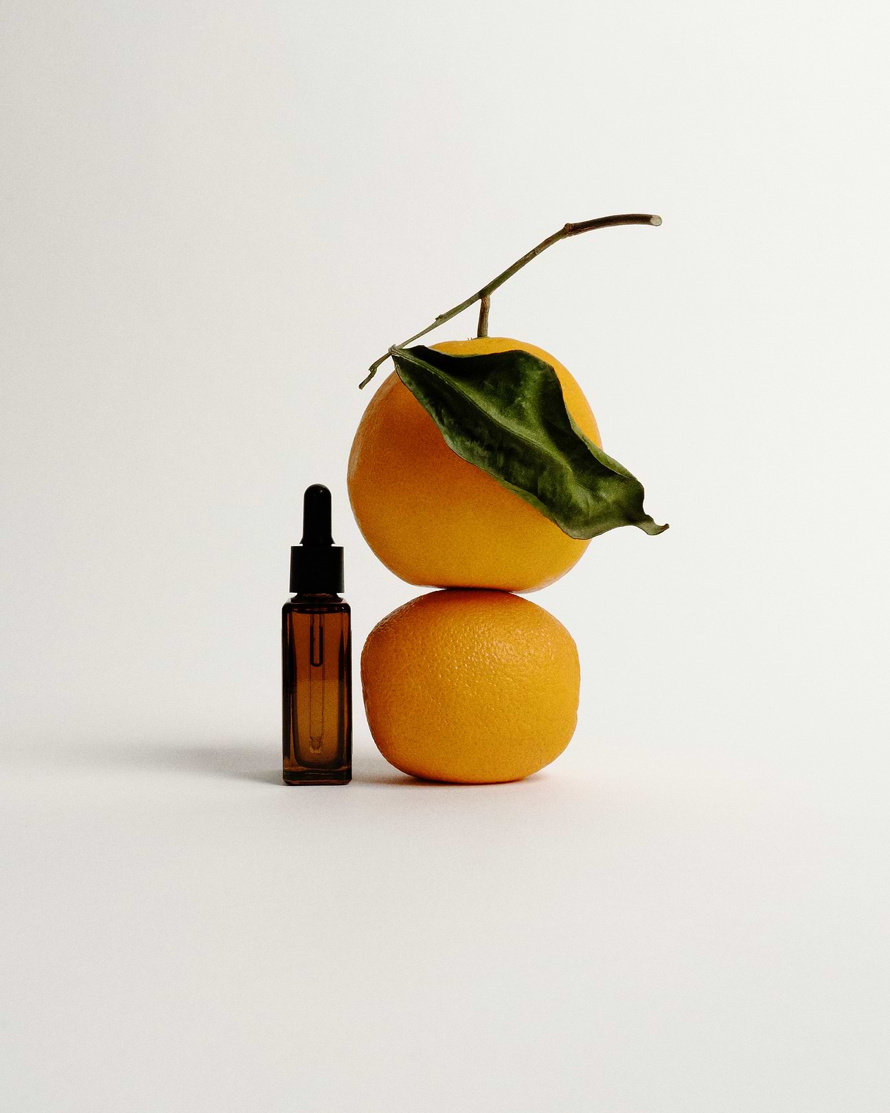 Quelle est la différence entre les effets de la vitamine C et ceux du resvératrol sur la peau ?