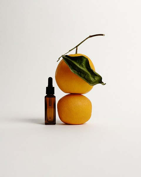 Quelle est la différence entre les effets de la vitamine C et ceux du resvératrol sur la peau ?
