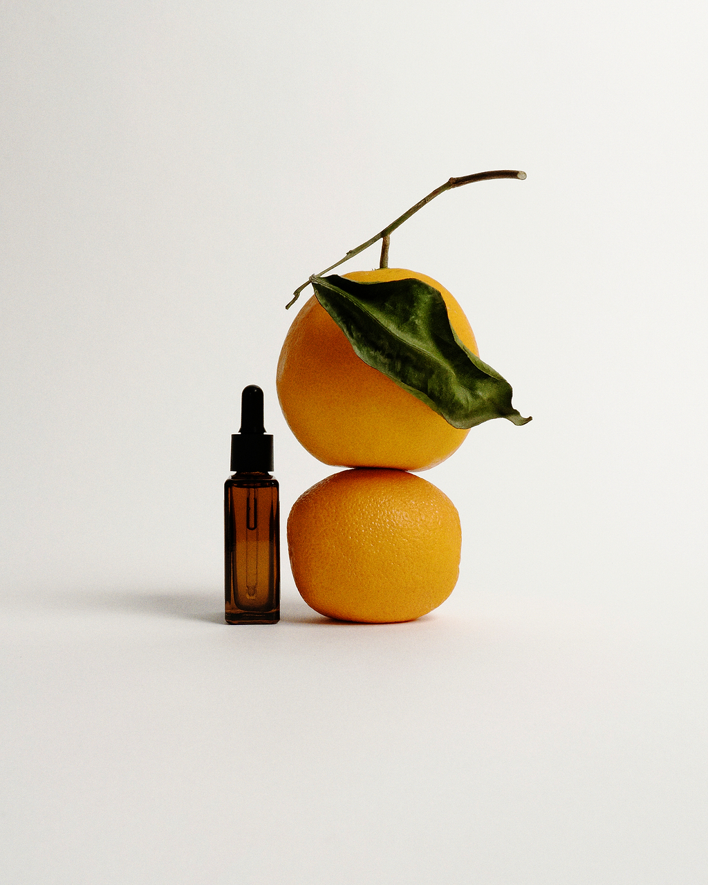 Quelle est la différence entre les effets de la vitamine C et ceux du resvératrol sur la peau ?