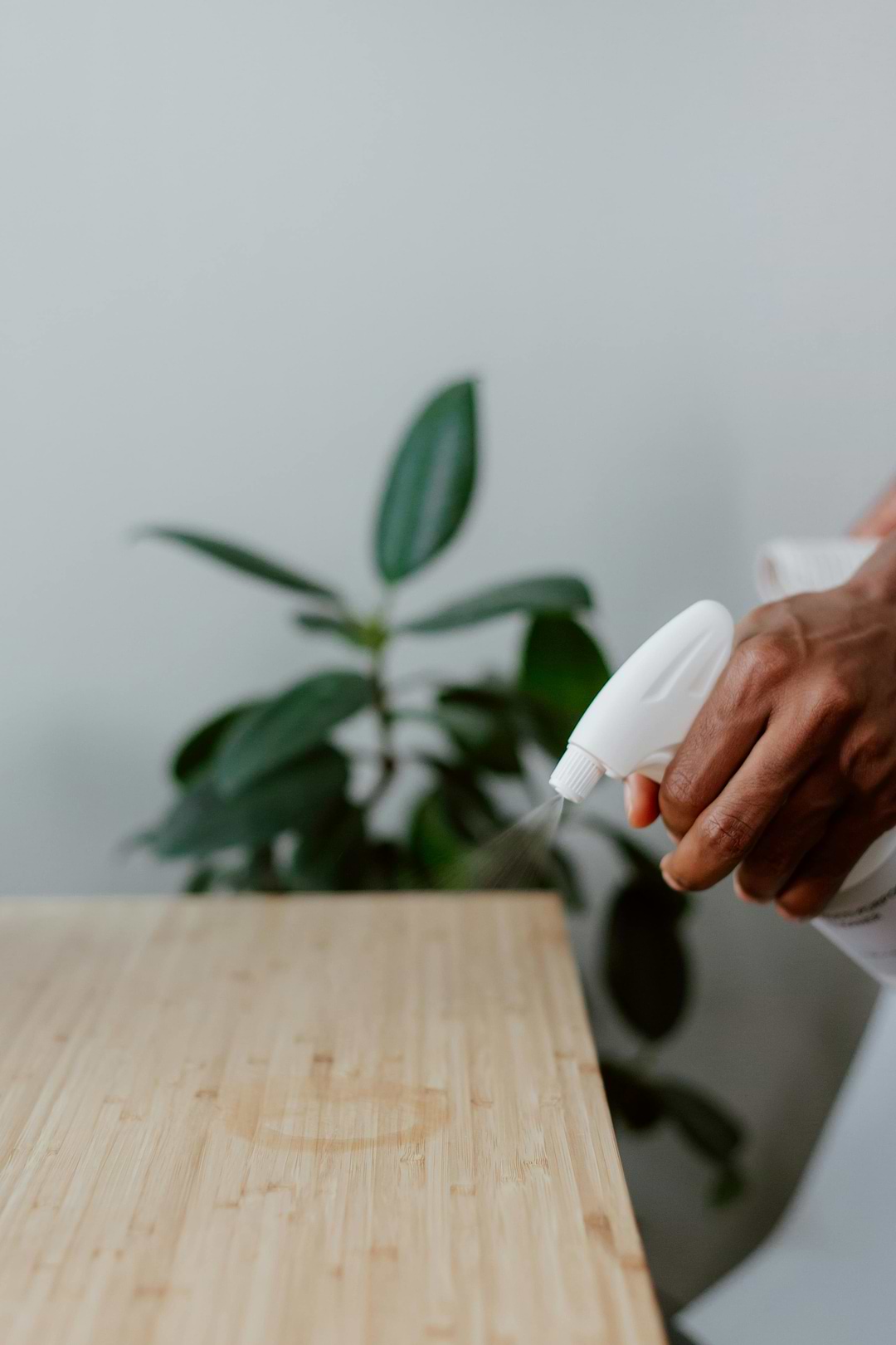 Effets des produits ménagers sur les mains.