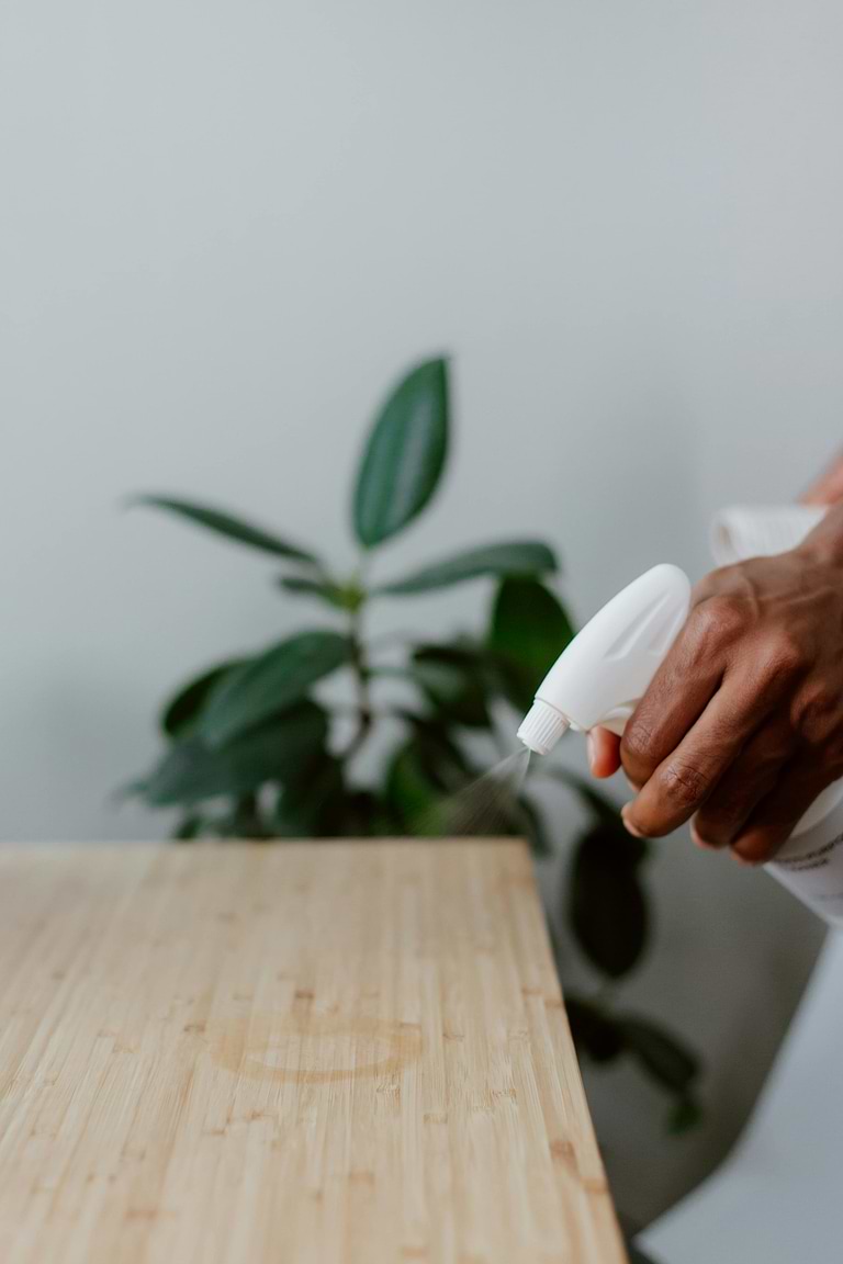 Effets des produits ménagers sur les mains.