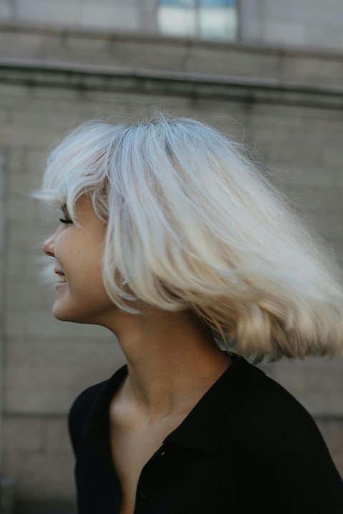 Causes des cheveux blancs.