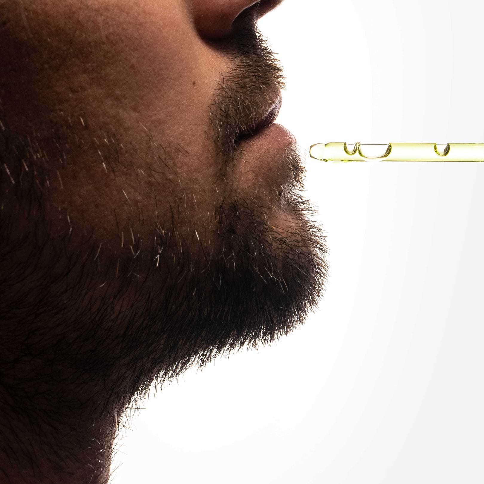 Bienfaits de l'huile de nigelle pour la barbe.