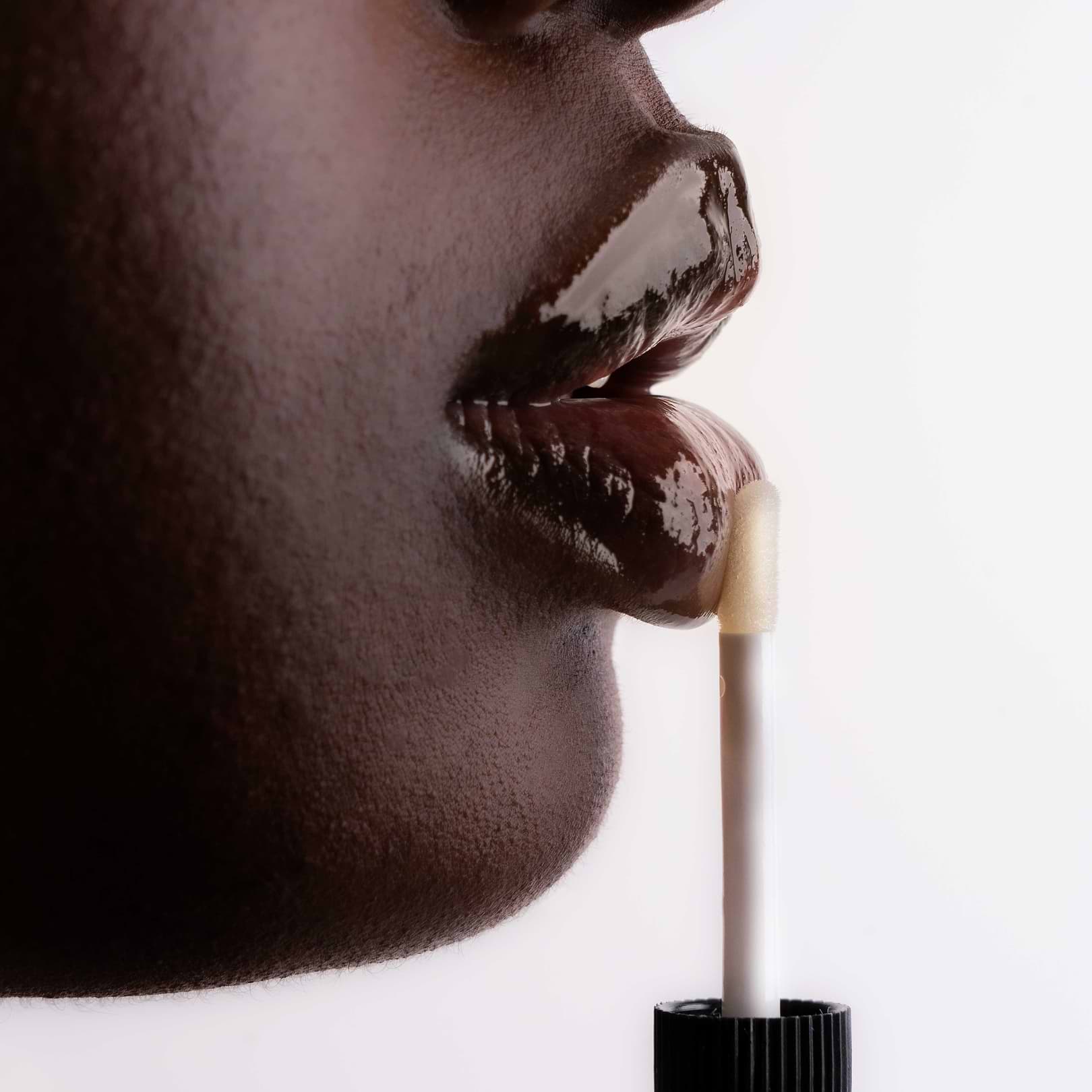 Sérum lèvres pour une bouche pulpeuse.