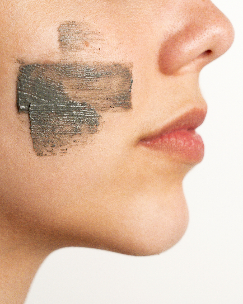 Masque visage points noirs.