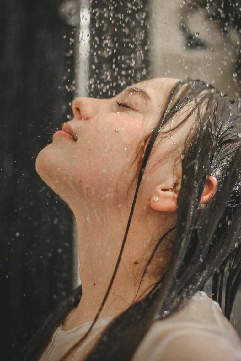 Effets de l'eau calcaire sur les cheveux.