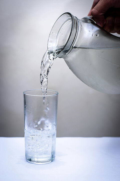 Boire de l'eau effet lèvres gercées