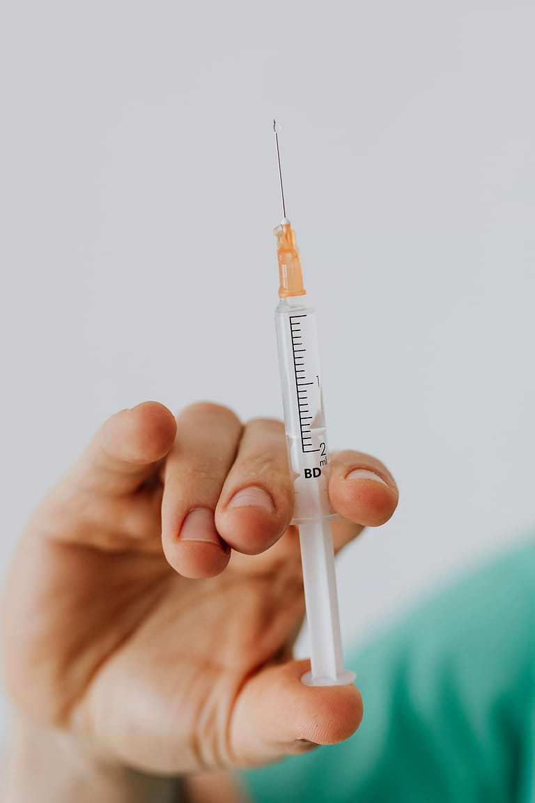 Vacciner en massant la peau.