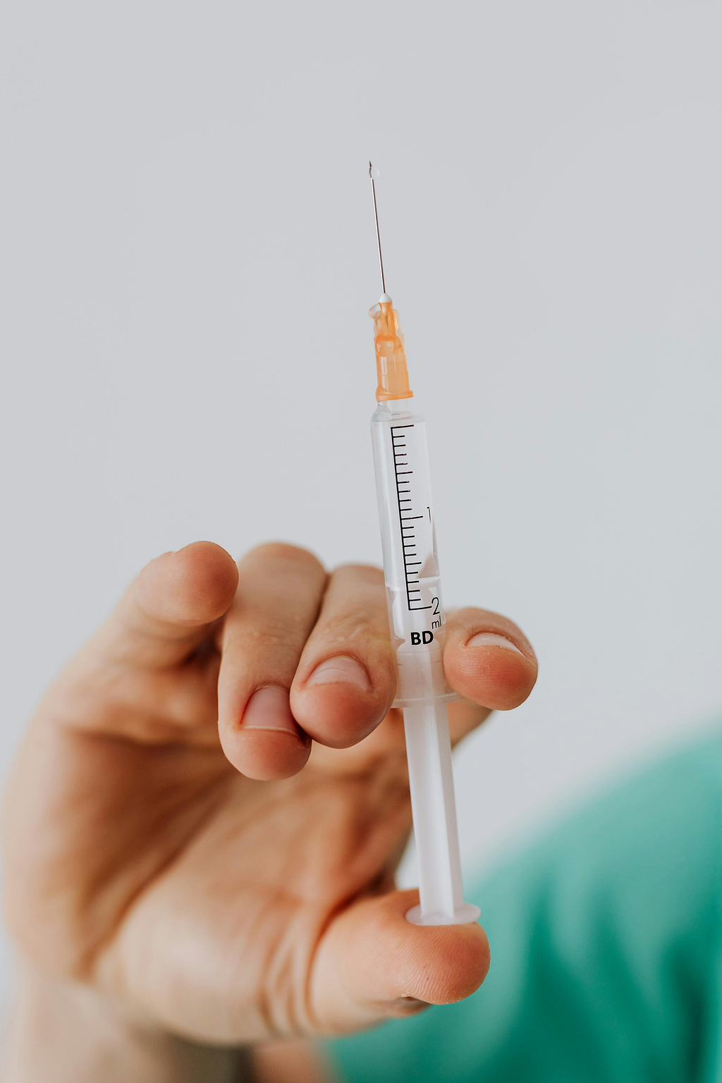 Vacciner en massant la peau.