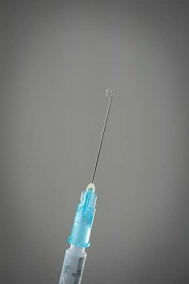 Injections d'acide hyaluronique : avantages et risques.