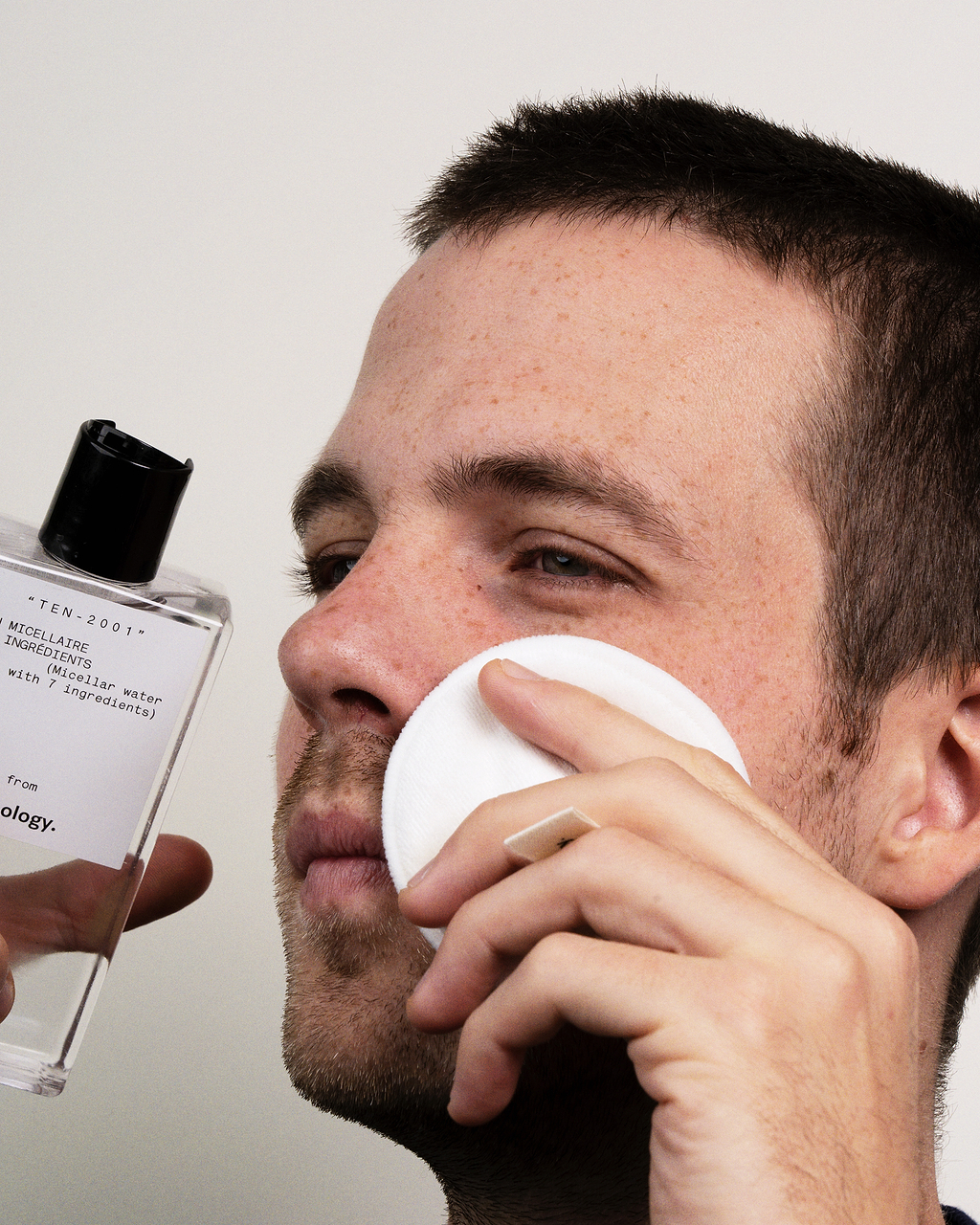 Eau micellaire pour les hommes.